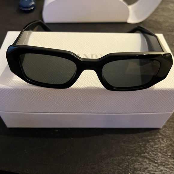 Prada sunglasses - Picture 9 of 12